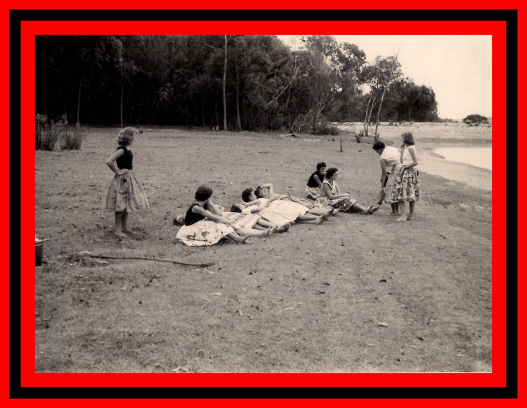 [1960-circa-15- Groep op gras.jpg]